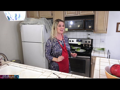 ❤️ Stepmom u munghje in cucina prima di a so data ☑ Sluts à noi ❌