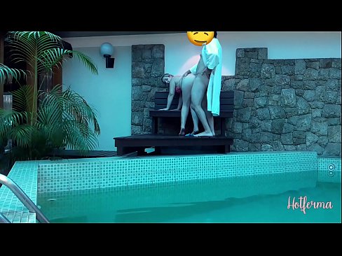 ❤️ Boss invita a cameriera à a piscina, ma ùn pudia resiste à un caldu ☑ Sluts à noi ❌