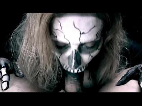 ❤️ Ragazza demonia chì succhia u cazzo cù a so bocca nera è ingoia cum. ☑ Sluts à noi ❌