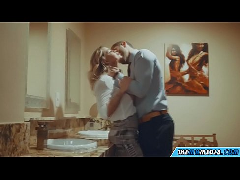 ❤️ Quandu una bionda tettona ti seduce in un bagnu publicu ☑ Sluts à noi ❌